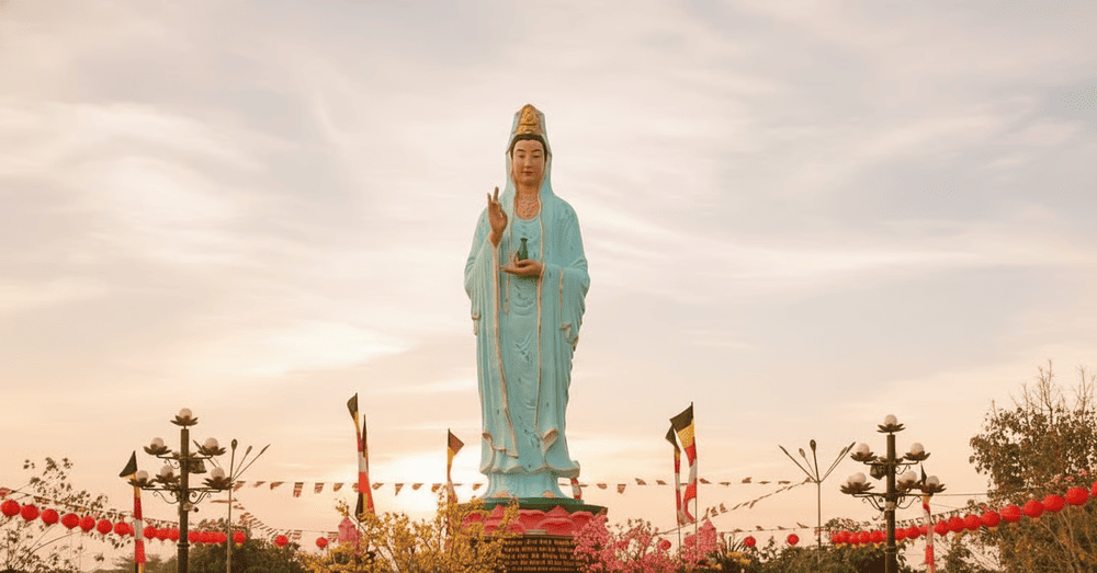 Bồ Tát Quán Thế Âm tại Quán Âm Phật Đài còn được người dân địa phương tôn vinh với tên gọi “Mẹ Nam Hải Bạc Liêu”